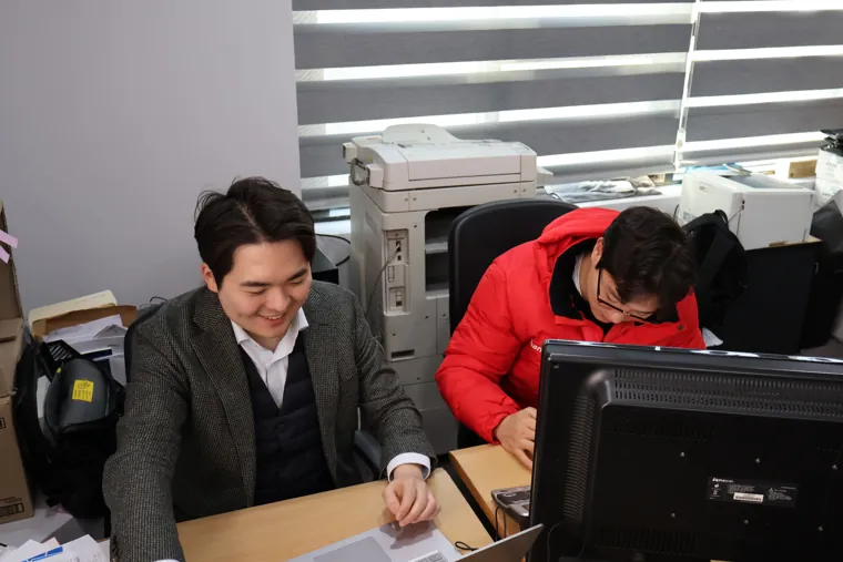 사무실에서 일하는 최웅주 구의원