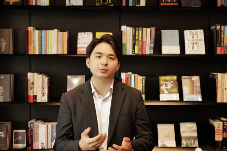 인터뷰 중인 최웅주 구의원