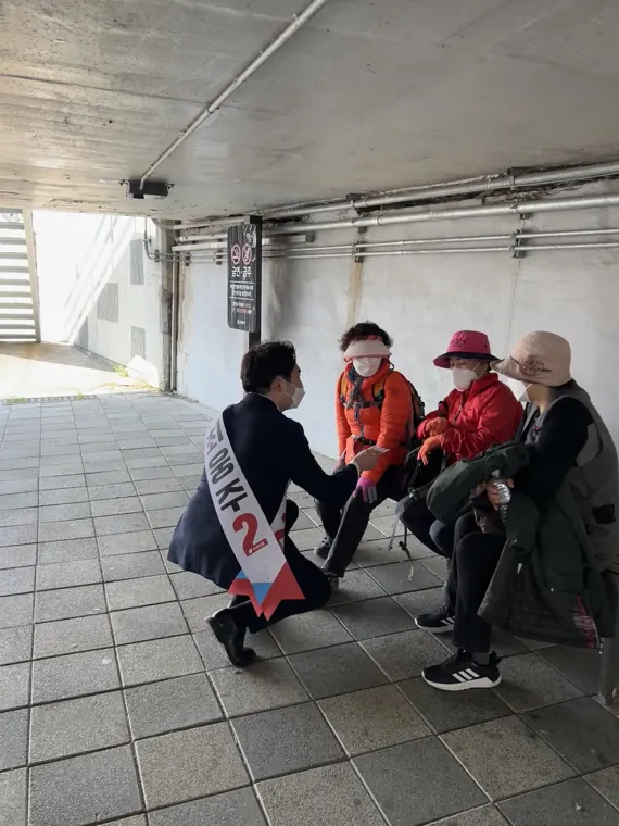 주민과 이야기를 나누는 최웅주 구의원